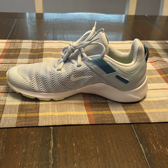 Nike Women’s Training Shoes.  Size 9.  Light Gray and Green. - Picture 4 of 12